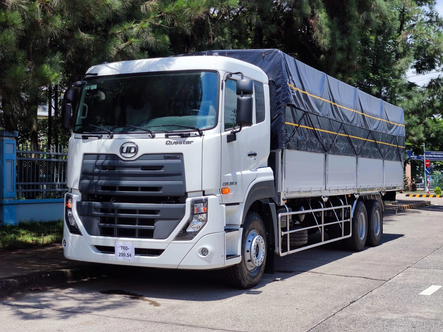 XE UD 3 CHÂN UD TRUCKS QUESTER - 280Hp, cao 2.5m